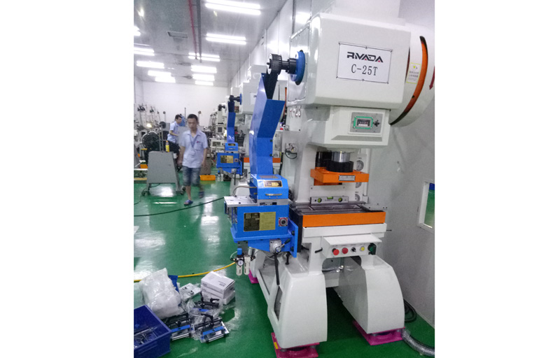 虹瑞衝（chōng）床配亚洲精品在线看夾式送料（liào）機批量出機