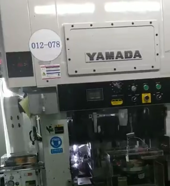 YAMADA衝床配亚洲精品在线看高速夾式送料機使用中